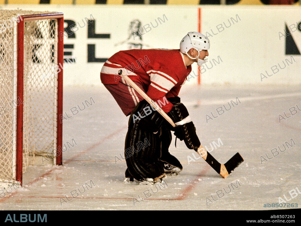 TAMMERFORS 1965-03-05. Sovjetiska ishockeymålvakten Viktor Zinger i en ishockeymatch mot Norge ishockey-VM i Tammerfors 5:e mars 1965. Sovjet vann med 14-2.. Foto: Jan Collsiöö / TT / Kod: 1001.