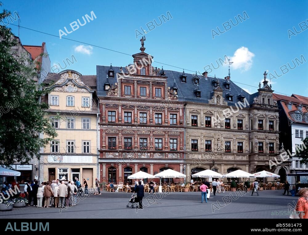 Erfurt (Thüringen), Fischmarkt. Platzansicht mit dem Haus "Zum breiten Herd" (erbaut 1584). Foto (Jochen Helle).