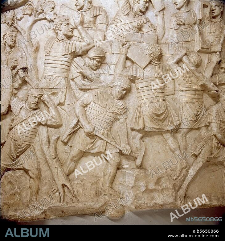 Römisch, 113 n. Chr. Römische Legionäre beim Straßen- und Festungsbau. Ausschnitt aus dem Reliefband mit Szenen der Dakerkriege Trajans, 2. Krieg, 5. Feldzug 106 n. Chr. Gipsabguß, 1861, nach dem Marmororiginal der Trajanssäule auf dem Trajansforum in Rom. Höhe 90-125 cm. Nr. 3125. Rom, Museo della Civiltà Romana.