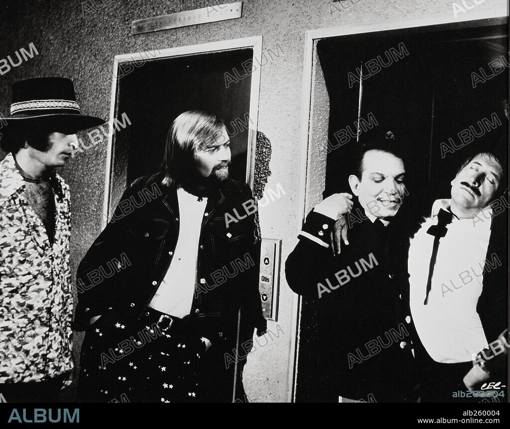 CANTINFLAS en CONSERJE PARA TODO, 1974 (CONSERJE EN CONDOMINIO), dirigida por MIGUEL M. DELGADO. Copyright RIOMA FILMS, S.A.
