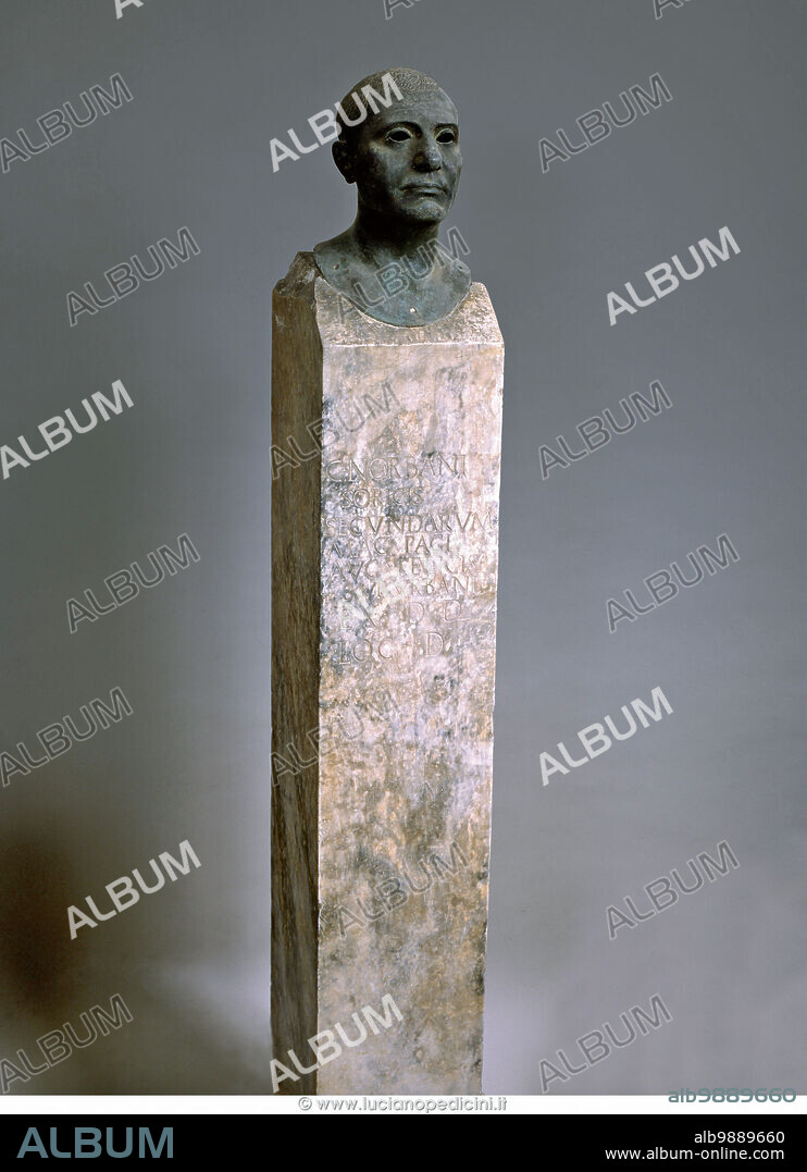 Caio Norbano Sorice. Caius Norbanus Sorice, late 1st century BC-early 1st century AD. Italy, Campania, Naples, National Archaeological Museum, inv. 4991. Total. From Pompeii, Temple of Isis, herm with portrait of Caius Norbanus Sorice. This is probably a descendant of a far more daring actor, Norbanus Sorex, who was a friend of the dictator Sulla, from whom he received many jobs, among which should perhaps be counted the presence of relatives and descendants in the Sillan colony of Pompeii, to participate in stage functions.