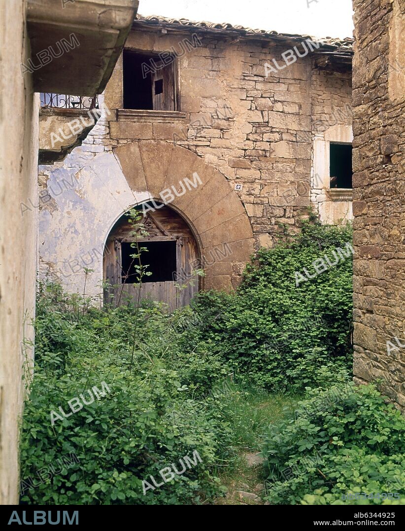 CALLE DE RUESTA PUEBLO ABANDONADO EN EL AÑO 1959 POR LA CONSTRUCCION DEL EMBALSE DE YESA.