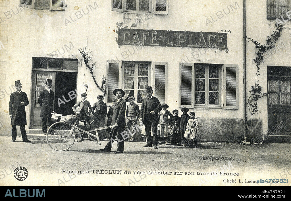 'Passage a Treclun du pere Zanzibar sur son tour de France' : homme poussant une brouette. Carte postale vers 1910. Photographie par L. Leduc. Credit : IM/KHARBINE-TAPABOR.