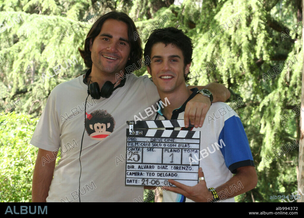 ALEJO SAURAS y ALVARO DIAZ LORENZO en CAFE SOLO O CON ELLAS, 2007, dirigida por ALVARO DIAZ LORENZO. Copyright ADIVINA PRODUCCIONES SL/DRIVE CINE.