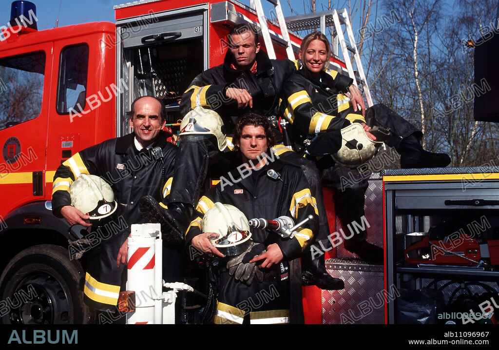 THE FIRE ANGELS - Due to Markus' (JENS PETER NÜNEMANN, 2nd from left) excessive ambition, an accident occurs during a mission: Harry is taken to hospital with suspected paraplegia... Image: Senior Fire Officer Matthias Bünting (KARL KNAUP, left), Fire Inspector Theo Grabowski (CHRISTOPH HEMRICH, 2nd from right), Senior Fire Officer Susanne Schulte (CHRISTINA GREB) Director: Petra Haffter aka. One of us / Headline: THE FIRE ANGELS / Germany 1997.