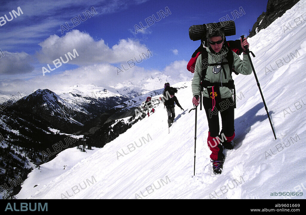 Ascendiendo el collado de Eriste( La Forqueta).Valle de Gistain.Cordillera Pirenaica. Huesca. España.