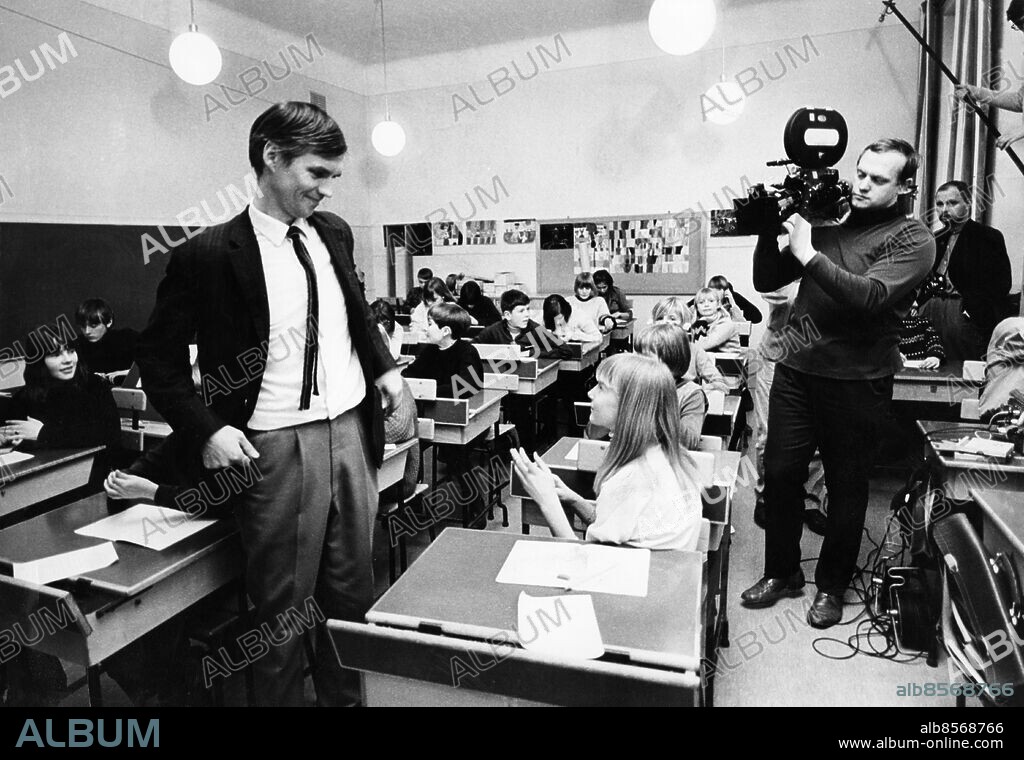 MALMÖ 1967. Per Oscarsson (t.v.) under inspelningen av långfilmen Ole Dole Doff. Till höger filmens regissör Jan Troell. Filmen tilldelades Guldbjörnen 1968.. Foto: Roony Johansson / Skånereportage / IBL Bildbyrå / TT / Kod: 36100.
