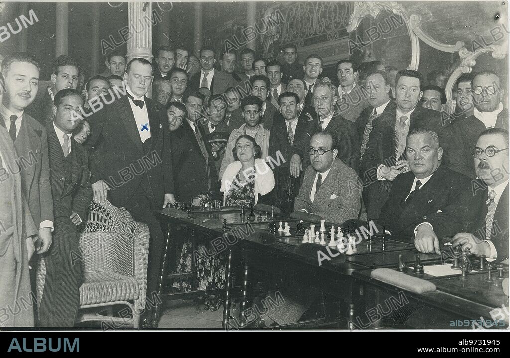 Cartagena, 02/21/1935. World chess champion Alexander Alekhine during his simultaneous performance against 32 boards, which was held at the Mercantile Union Circle. In the foreground are those of the president of the Capablanca Club, Mr. Frikke, and the local champion, Mr. Conesa.