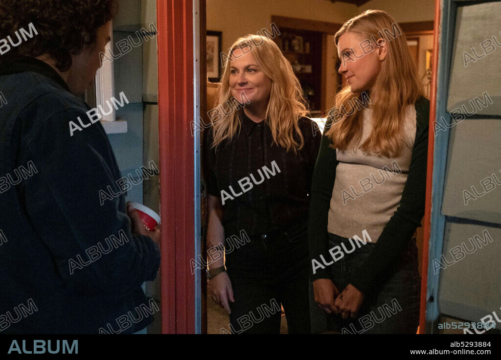 AMY POEHLER and HADLEY ROBINSON in MOXIE, 2021, directed by AMY POEHLER. Copyright PAPER KITE PRODUCTIONS.