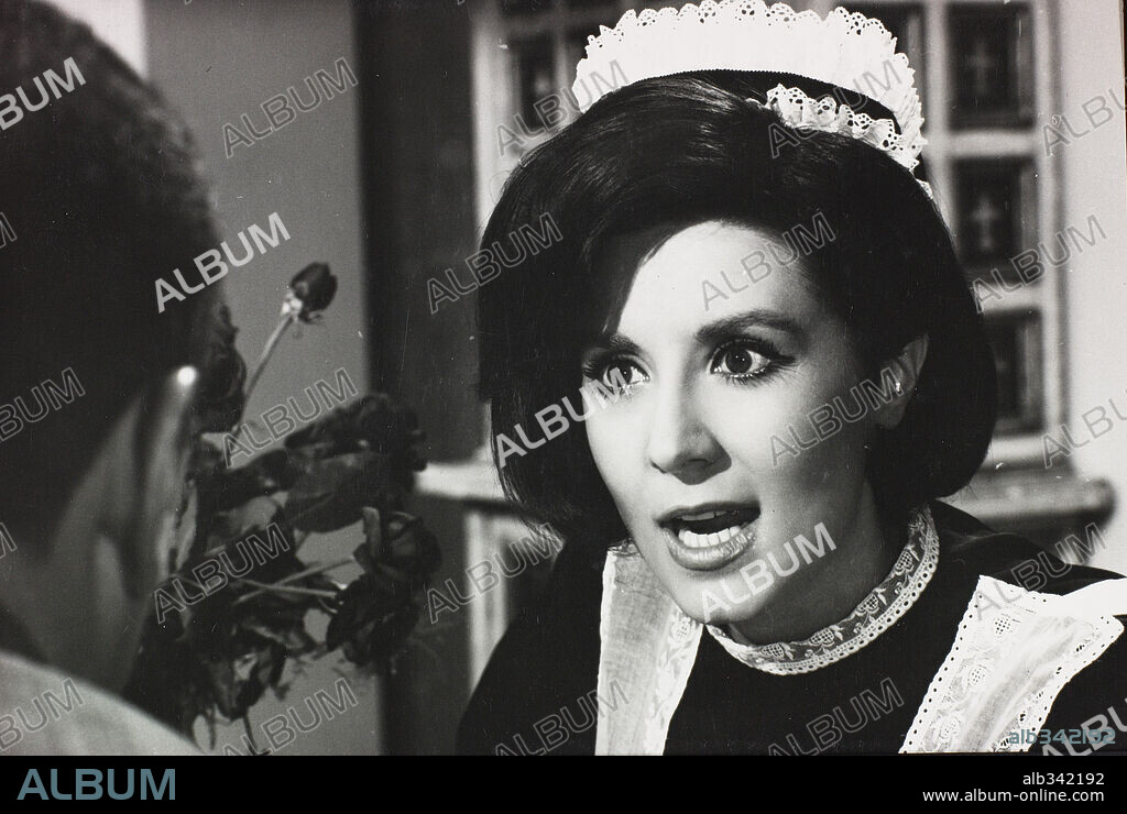 CONCHA VELASCO en LAS QUE TIENEN QUE SERVIR, 1967, dirigida por JOSE MARIA FORQUE. Copyright AGATA FILMS.