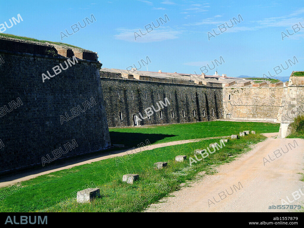 CATALUÑA. FIGUERES. Vista parcial del CASTILLO DE SAN FERNANDO (CASTELL DE SANT FERRAN), construído en el siglo XVIII según proyecto de Don Juan MARTIN ZERMEÑO. Declarado Monumento histórico-artístico. Comarca del Alt Empordà. Provincia de Girona.