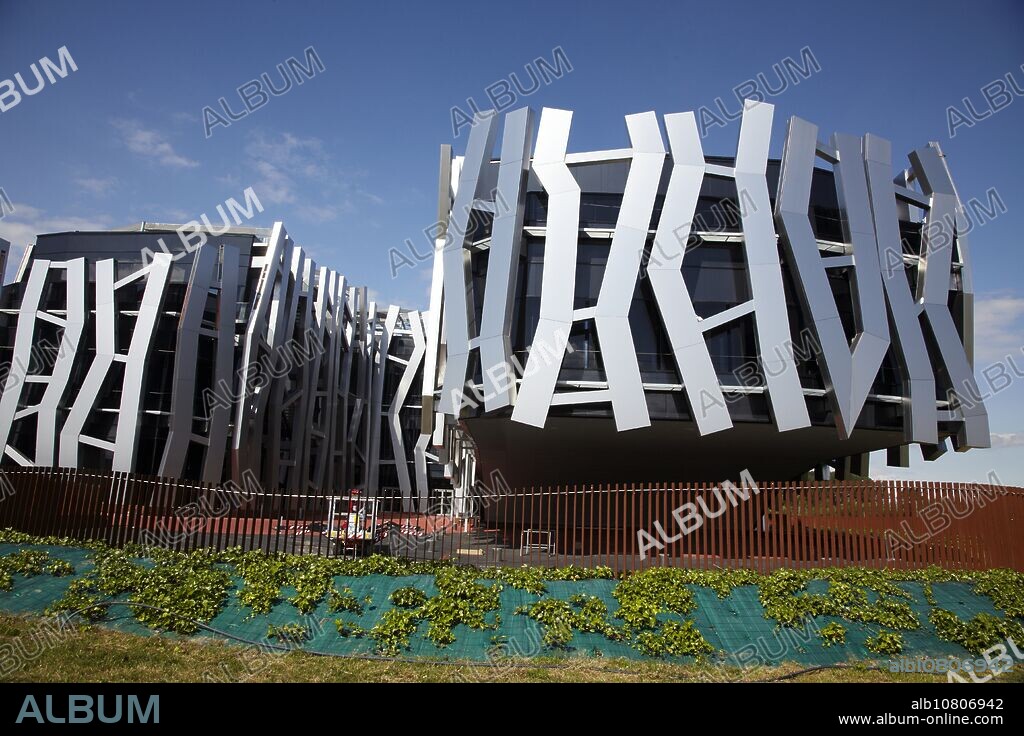Headquarters for the Caja Vital Kutxa savings bank by architects Mozas and Aguirre, Salburua Park, Vitoria, Alava, Basque Country, Spain.