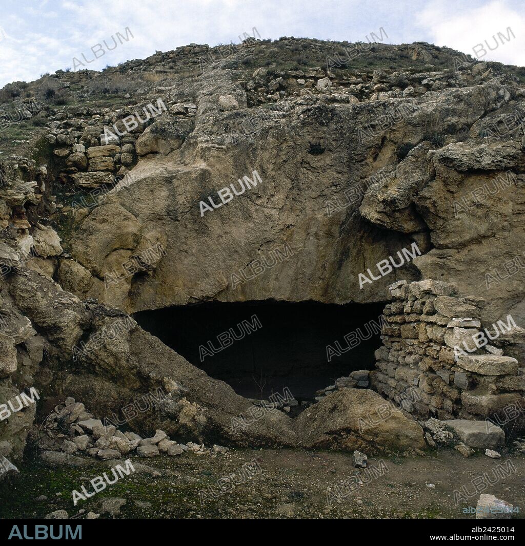 ARTE CELTA. ESPAÑA. CONTREBIA LEUKADE. Antigua ciudad celtíbera construida a finales del siglo III a. C. o principios del II a. C. Excavada en la roca viva, ha permitido que sus casas se conserven en muy buen estado. Vista de la entrada de una de las viviendas trogloditas. INESTRILLAS. La Rioja.