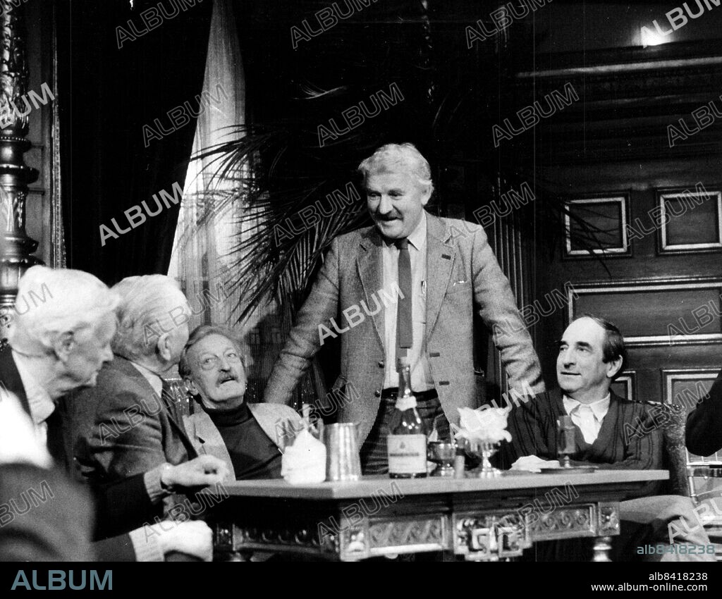 Göteborg 1983-01-14. Regissören Hans Alfredson i samspråk med några av krogen Aftonstjärnans gäster: Frank Sundström, Louritz Falk, Georg Årling och Nils Eklund. Foto: Dan Hansson / SvD / TT / kod 12014.