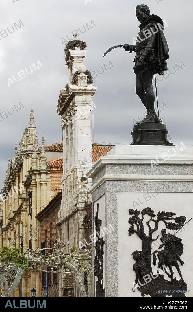 13/04/2008. Alcalá de Henares. Madrid.  Estatua de Miguel de Cervantes en la plaza de Cervantes. Foto: de san Bernardo. Archdc.