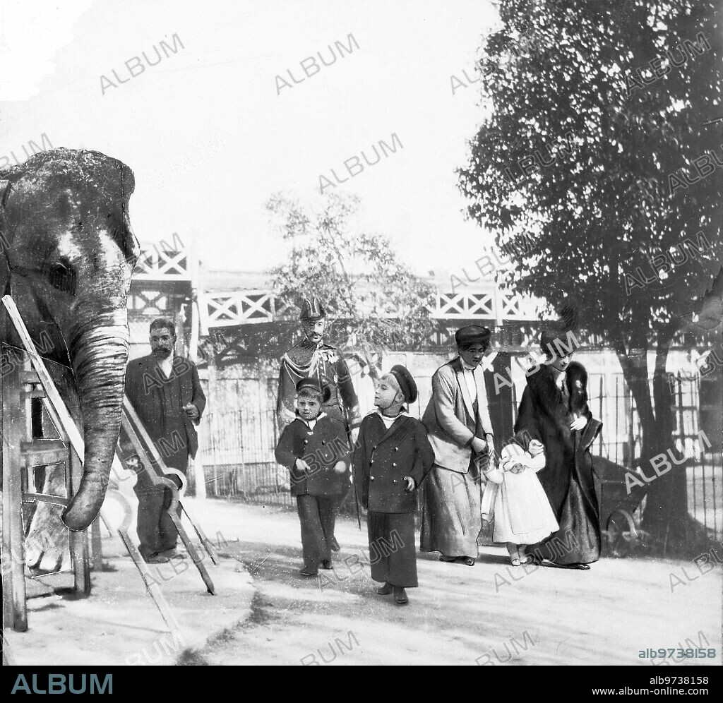 Madrid, April 11, 1913. In the Retiro Menagerie: SS. AA. HR the Prince of Asturias, Don Alfonso de Borbón, and his brothers the Infantes, watching the menagerie.