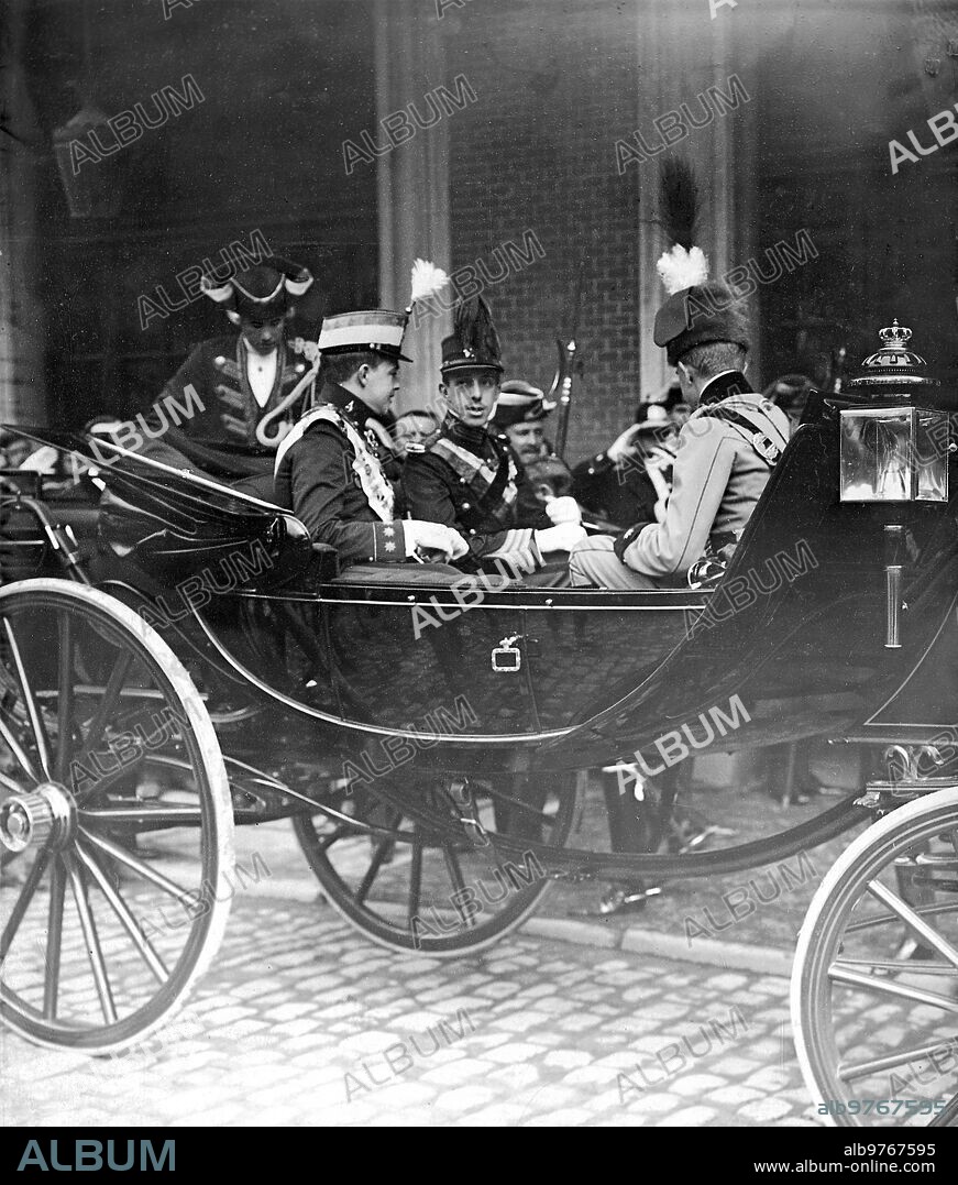 November 7, 1909. Madrid. Arrival of the King of Portugal. H.H. Mm. D. Manuel Ii and D. Alfonso Xiii and the infante D. Fernando, when leaving the North station.
