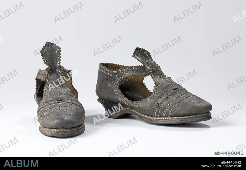 Bovine leather ladies' shoe adorned with decorative stitching, perforations and serrated edge, Bovine leather shoe with low heel, round toe and a front page adorned with double decorative stitching, a perforated band and pointed in a narrow tongue. The front sheet and the heel pieces are cut around on the side of the foot. The heel pieces end in a narrow band that comes together with the tongue from both sides on the instep and can be tied together with a cord or ribbon. The shoes are trimmed with a knurled edge and triple decorative stitches. The nose protrudes over the sole., anonymous, Noord-Nederland, c. 1600 - c. 1630, geheel, perforating, l 23.5 cm × w 7 cm × h 12 cm.