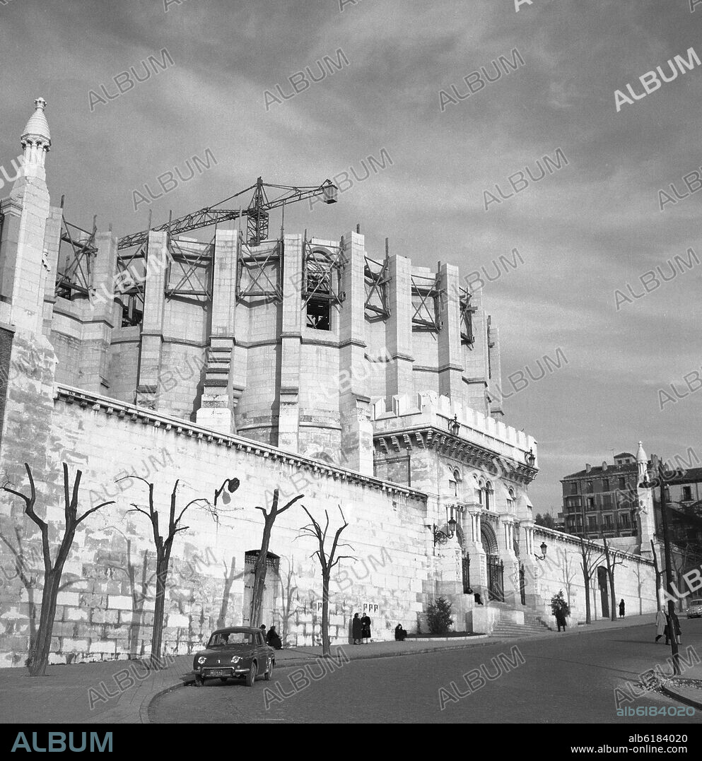 FERNANDO CHUECA GOITIA Y CARLOS ISIDRO DE LA PUERT. ABSIDE NEOGOTICO Y CRIPTA NEORROMANICA DE LA CATEDRAL DE LA ALMUDENA - SIGLO XX - FOTOGRAFIA EN BLANCO Y NEGRO - AÑOS 60.