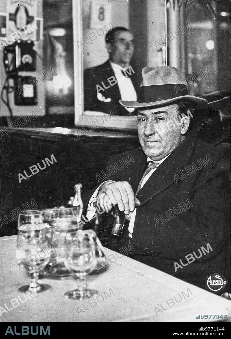 ALFONSO SÁNCHEZ PORTELA. 1933 (CA.) Antonio Machado at the Salesas café.
