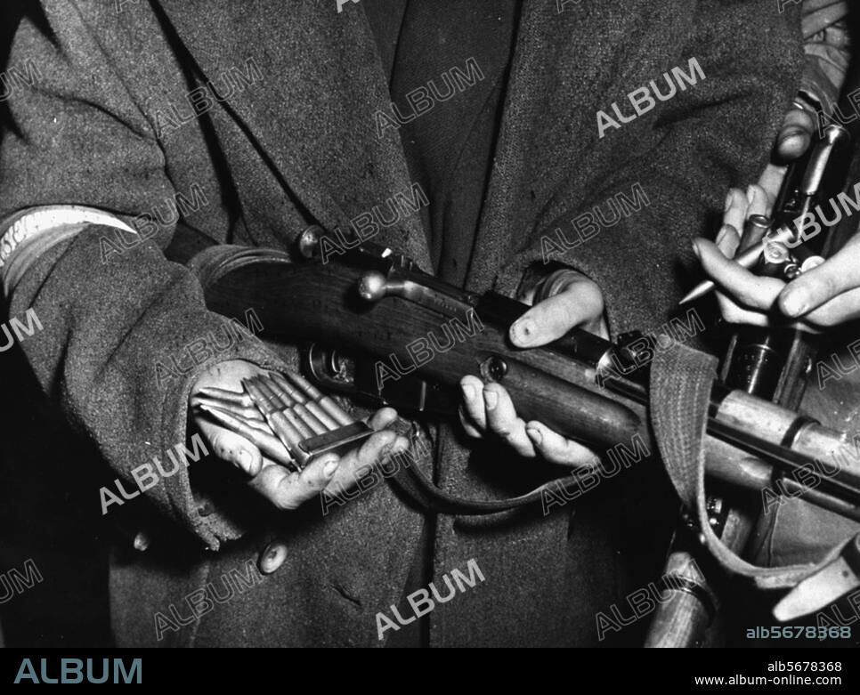 Uprising in Hungary, October 24th to November 11th, 1956. Soviet troops march into Budapest; fighting in the streets between the insurgent crowd and the Soviet army. Insurgents show their last ammunition. Photo, 6.11.1956.