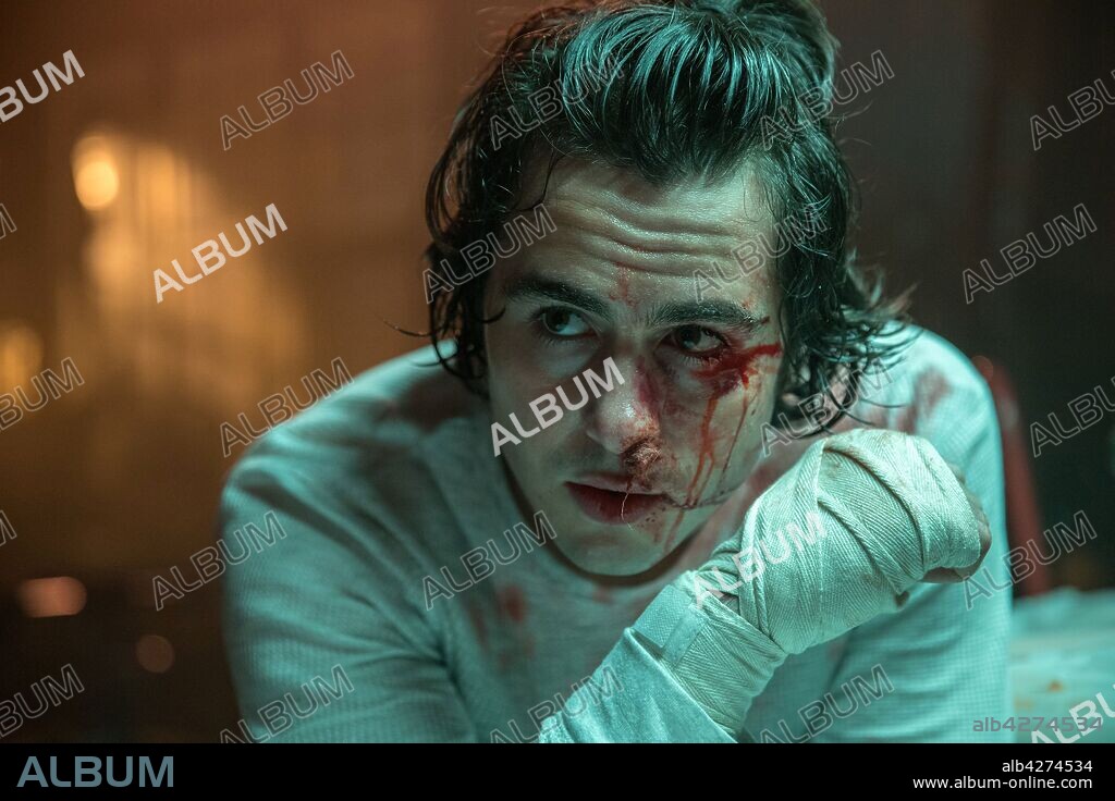 BEN SCHNETZER en LA VERDAD SOBRE EL CASO HARRY QUEBERT, 2018 (THE TRUTH ABOUT THE HARRY QUEBERT AFFAIR), dirigida por JEAN-JACQUES ANNAUD. Copyright METRO-GOLDWYN-MAYER.