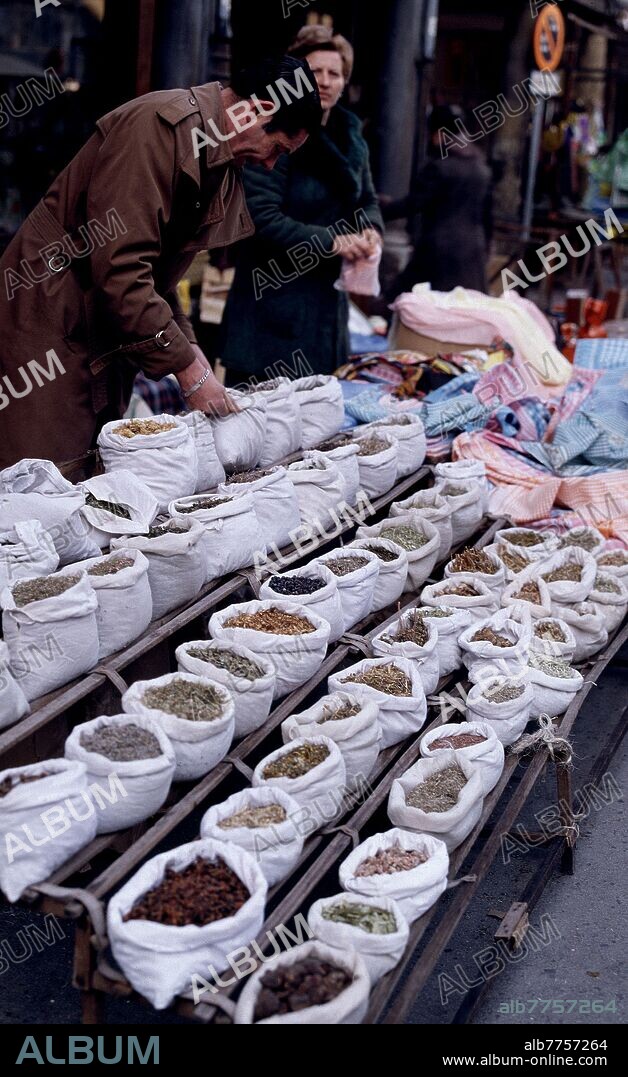 PLAZA FONTAN-PUESTO DE HERBOLARIO EN EL MERCADO.