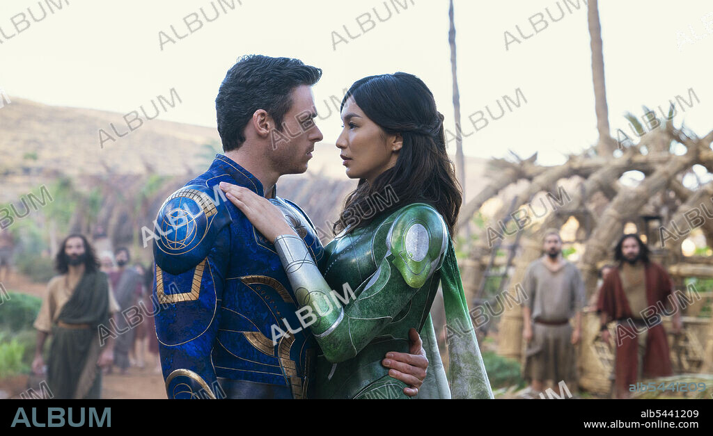 GEMMA CHAN and RICHARD MADDEN in ETERNALS, 2021, directed by CHLOE ZHAO. Copyright Marvel Studios / TSG Entertainment.