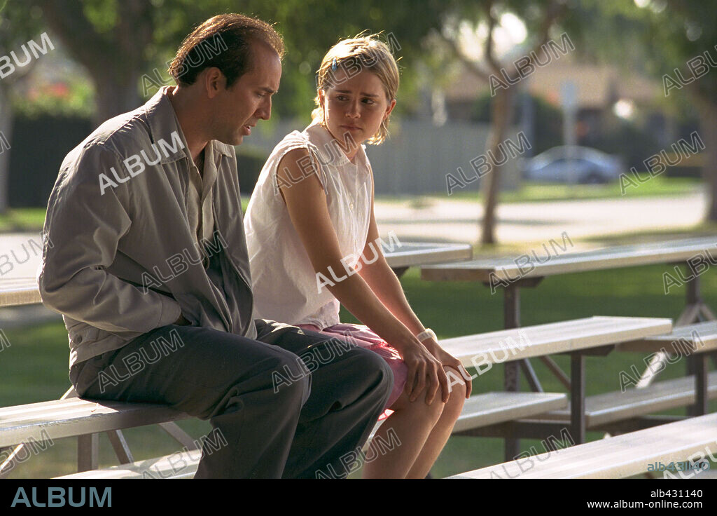 ALISON LOHMAN y NICOLAS CAGE en LOS IMPOSTORES, 2003 (MATCHSTICK MEN), dirigida por RIDLEY SCOTT. Copyright WARNER BROS. PICTURES.