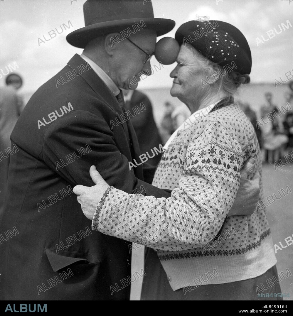 GÖTEBORG 1952-06-18.. De Gamlas resor - artister denna dag är Max Hansen och Gaby Stenberg. Här leks det med ett apelsin. *** Local Caption *** GP Plåtlåda: 2532.