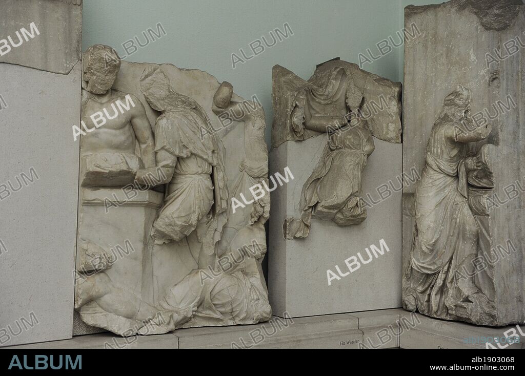 ARTE GRIEGO. PERIODO HELENISTICO. ASIA MENOR. ALTAR DE ZEUS O ALTAR DE PERGAMO. Construído por orden de Eumenes II Sóter entre 164 y 156 aC. Los relieves los realizaron artistas de la Escuela de Pérgamo. S. II aC. FRISO DE TELEFO, fundador de Pérgamo. Detalles de los relieves donde se representa el establecimiento en la ciudad de Pérgamo y la construcción de un altar". Museo de Pérgamo (Isla de los Museos). Berlín. Alemania. Europa.