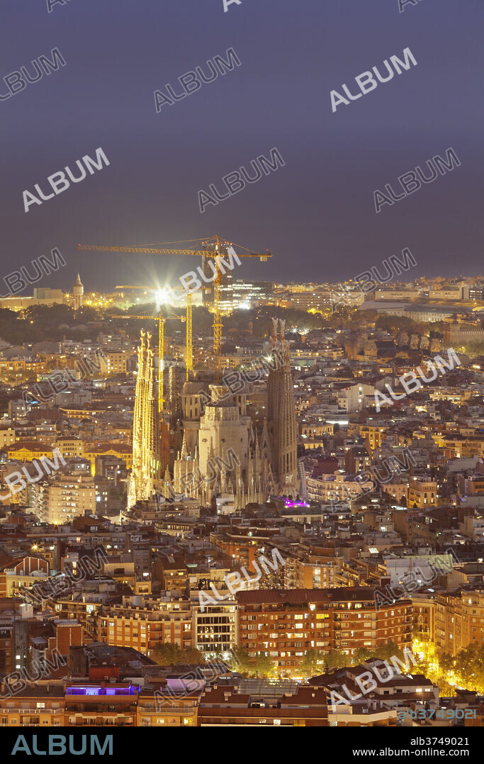 Barcelona skyline with Sagrada Familia, by architect Antonio Gaudi, UNESCO World Heritage Site, Barcelona, Catalonia, Spain, Europe.