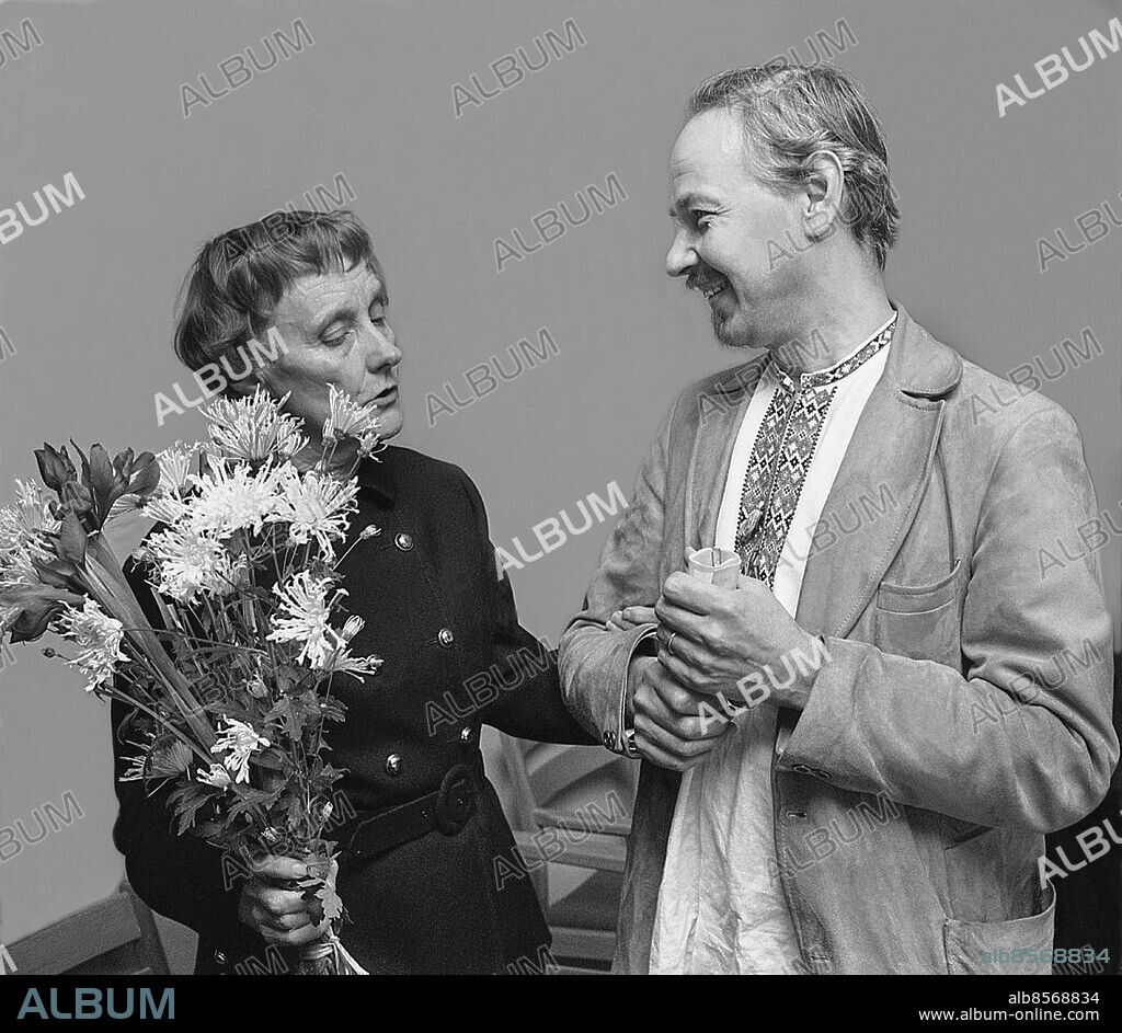 STOCKHOLM 1970-11-18. Författaren Lennart Hellsing (1919-2015) tar emot Astrid Lindgren-priset på 10.000 kr av barnboksförfattarinnan Astrid Lindgren. Foto: Olle Lindeborg / TT Historical / Kod: 1902.