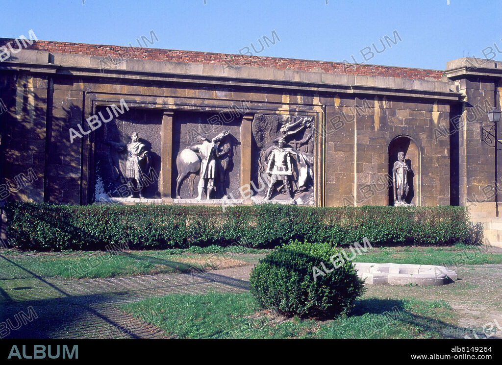 GERARDO ZARAGOZA Y MANUEL ALVAREZ LAVIADA. MURAL DE GERARDO ZARAGOZA (1902-1985) PELAYO FAVILA Y ALFONSO I Y ESCULTURA DE MANUEL ALVAREZ LAVIADA (1892-1958) ALFONSO III-FOTO AÑOS 70.