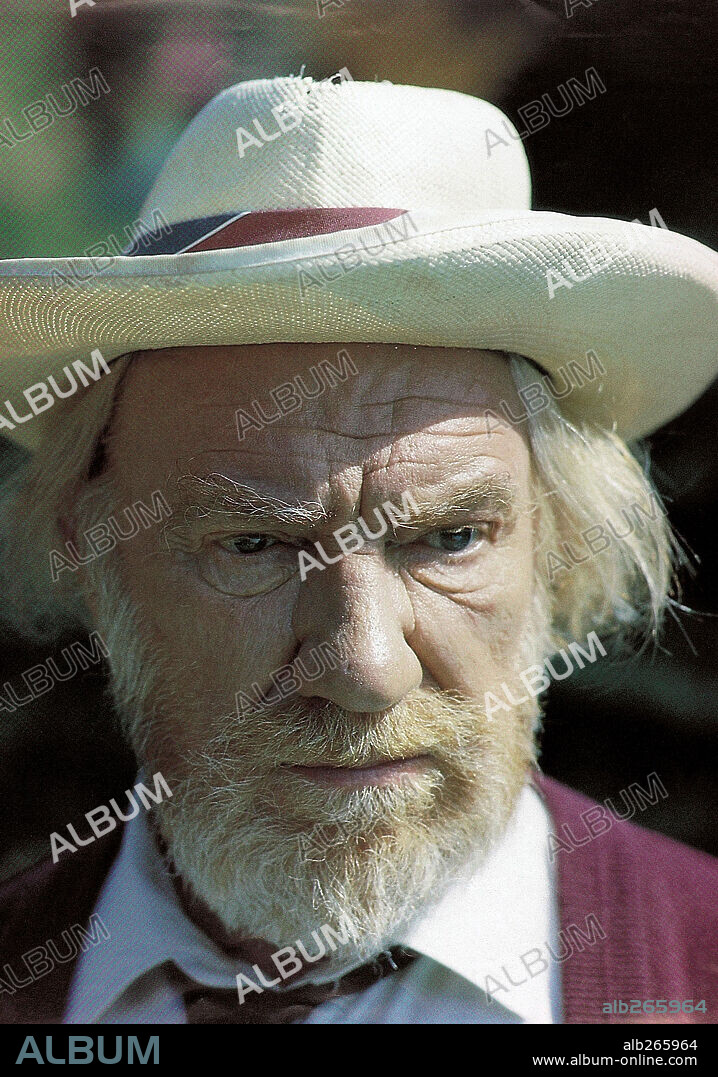 FERNANDO FERNAN GOMEZ en LA LENGUA DE LAS MARIPOSAS, 1999, dirigida por JOSE LUIS CUERDA. Copyright WARNER SOGEFILMS.