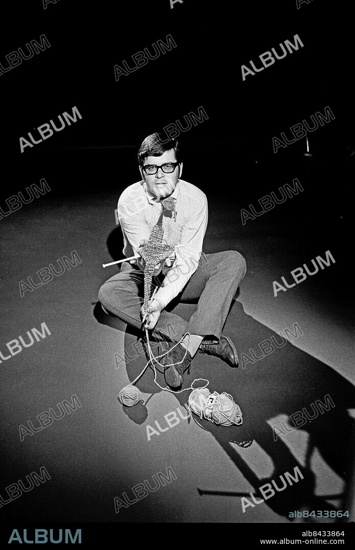 1969-10-21.. Åke Strömmer, sportjournalist och medarbetare vid radions ungdfomsredaktion, stickar en slips.. Foto: Bertil S-son Åberg / RiR / SVT / Kod: 5600. Reportage publ. i RiR 46/69 sid.2.. RiR 19603 sv/v neg. Stickning.