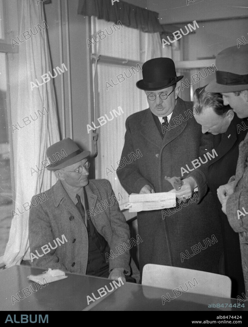 Göteborg april 1943-04-21 -. Fjärrskådare Gustaf Karlsson hjälper till att leta efter försvunna ubåten Ulven - han fick hjälp av disponent Thornberg från Malmö - *** Local Caption *** GT Låda 1943-mars-april-maj-jun-jul-aug-. KAMERAREPORTAGE.