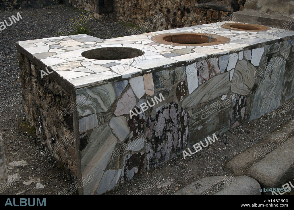 ARTE ROMANO. ITALIA. POMPEYA. "TERMOPOLIO" o TABERNA especializada en la venta de bebidas calientes Detalle de la BARRA DE PIEDRA. La Campania.