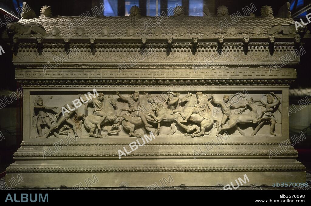 Sarcófago de Alejandro Magno (finales siglo IV a. C.). Hallado en la necrópolis real de Sidón (Sayda). Vista general de uno de los costados largos donde se representa a Alejandro Magno y los Macedonios cazando leones junto con Abdalónimo y los persas. Museo Arqueológico. Estambul. Turquía.