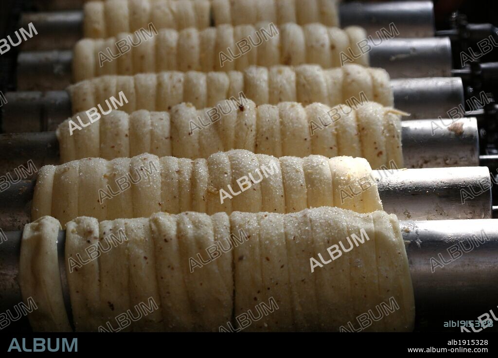 GASTRONOMIA CHECA. "TRDELNIK". Panecillo dulce con azucar y canela. Se prepara asado sobre unos rodillos. Praga. República Checa. Europa Central.
