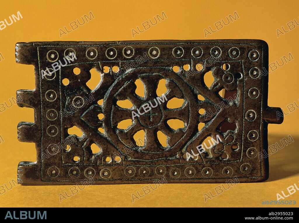 EPOCA VISIGODA. HEBILLA DE COBRE, de forma rectangular, calada, con una rueda radiada en el centro y decorada con motivos vegetales. Probablemente procedente de Burgos (Castilla). Museu Episcopal de Vic. Provincia de Barcelona. Comarca de Osona. Cataluña.