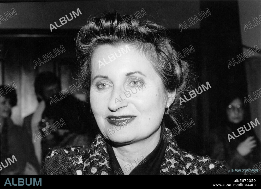Jelinek, Elfriede; österr. Schriftstellerin (2004 Literaturnobelpreis), geb. 20.10.1946 Mürzzuschlag, Steiermark. - Elfriede Jelinek während der Premierenfeier zur Schweizer Erstaufführung von "Raststätte oder sie machen's alle" im Theater Neumarkt in Zürich. Foto, März 1996.