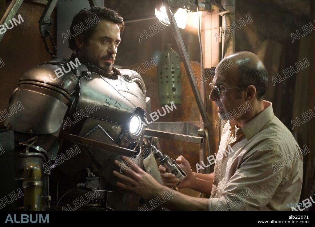 ROBERT DOWNEY JR. and SHAUN TOUB in IRON MAN, 2008, directed by JON FAVREAU. Copyright MARVEL ENTERPRISES / ROSENTHAL, ZADE.