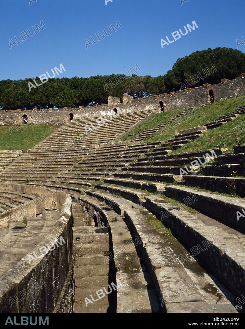 ARTE ROMANO. ITALIA. ANFITEATRO DE POMPEYA. Edificio civil construido en el año 80 a. C. Mide 135 x 104 m, con una capacidad para 20.000 espectadores. Dedicado exclusivamente a luchas entre gladiadores y combate con fieras. Se accedía a las galerías superiores por medio de escaleras. Vista parcial de la "CAVEA" (GRADAS). POMPEYA. La Campania.