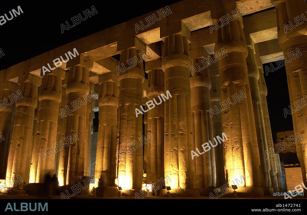 EGIPTO. TEMPLO DE LUXOR. Vista nocturna de la Sala Hipóstila. Antigua Tebas "Waset".