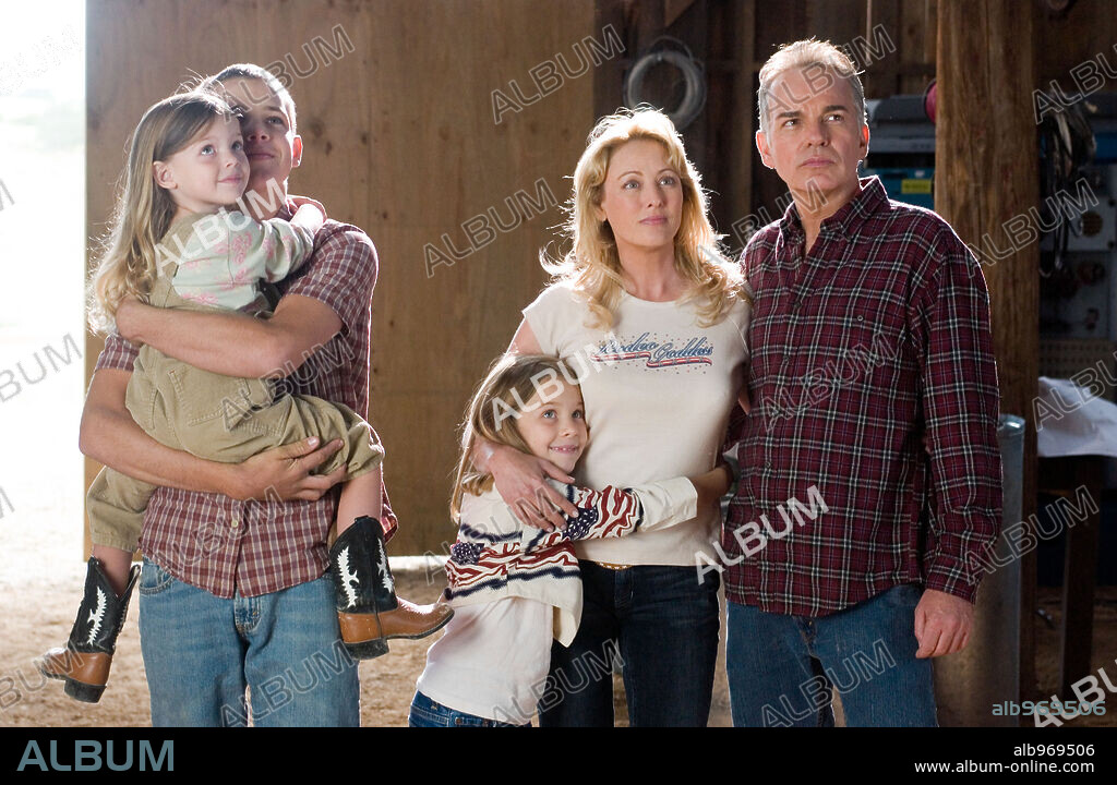 BILLY BOB THORNTON, LOGAN POLISH, MAX THIERIOT and VIRGINIA MADSEN in THE ASTRONAUT FARMER, 2006, directed by MICHAEL POLISH. Copyright pOLISH BROTHERS CONSTRUCTION / FOREMAN, RICHARD.