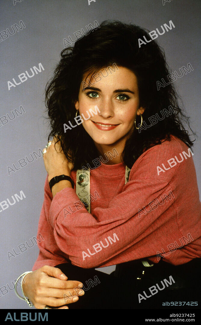 COX COURTENEY. COURTENEY COX en ENREDOS DE FAMILIA, 1982 (FAMILY TIES), dirigida por SAM WEISMAN. Copyright PARAMOUNT TELEVISION.