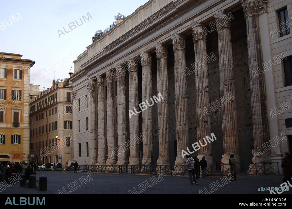 ARTE ROMANO. ITALIA. HADRIANEUM o TEMPLO DE ADRIANO. Construído en el 145. Vista del exterior. ROMA.