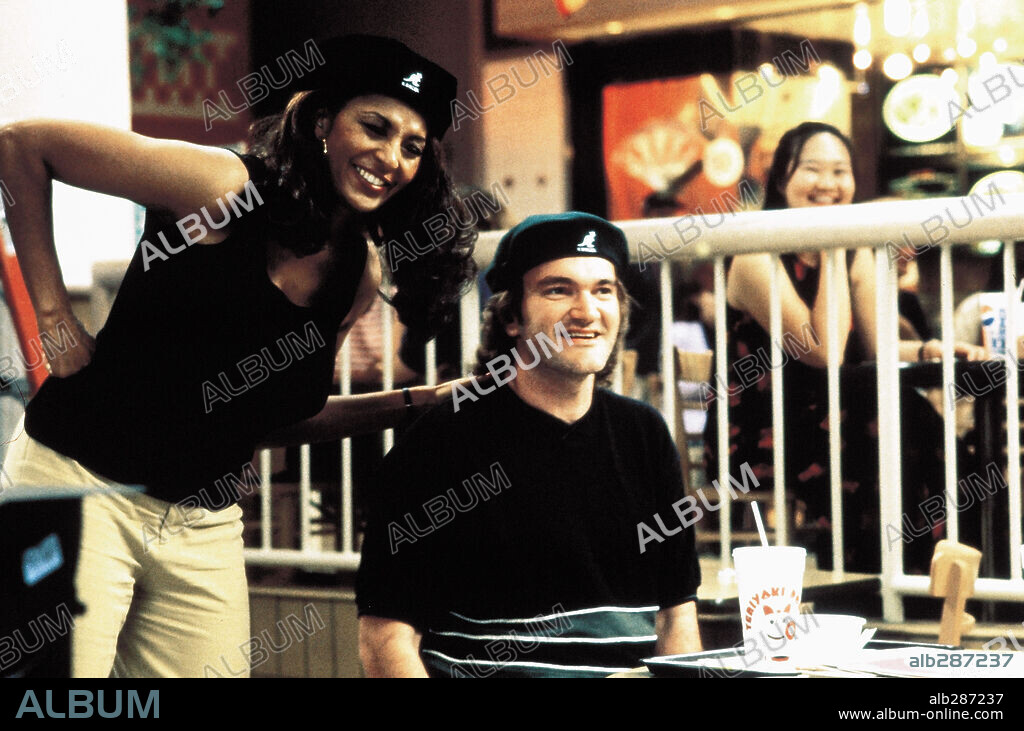 PAM GRIER und QUENTIN TARANTINO in JACKIE BROWN, 1997, unter der Regie von QUENTIN TARANTINO. Copyright MIRAMAX.