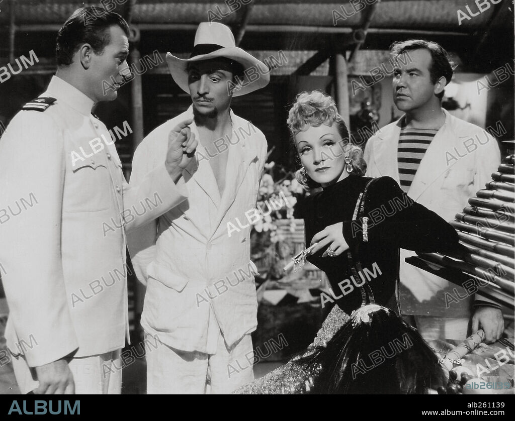 BRODERICK CRAWFORD, JOHN WAYNE, MARLENE DIETRICH und MISCHA AUER in SEVEN SINNERS, 1940, unter der Regie von TAY GARNETT. Copyright UNIVERSAL PICTURES.